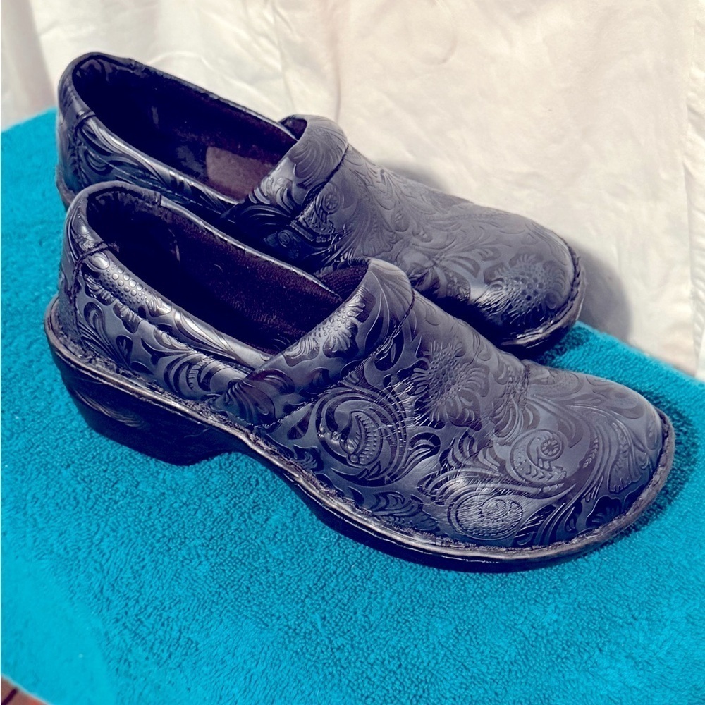 B.O.C Nursing Shoes Women's US Size 8M Navy Blue Paisley Embossed Clogs VGUC